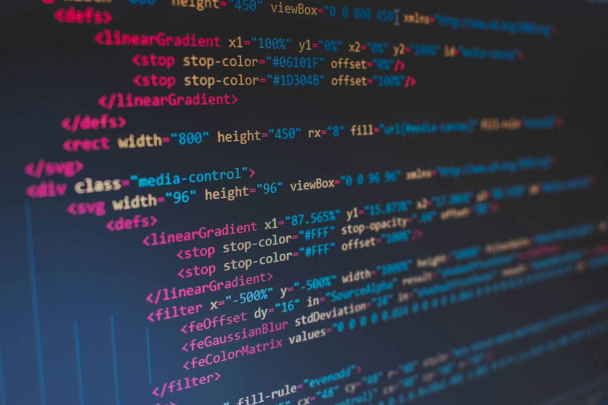 Bildschirm mit farbig hervorgehobenem HTML- und SVG-Quelltext
