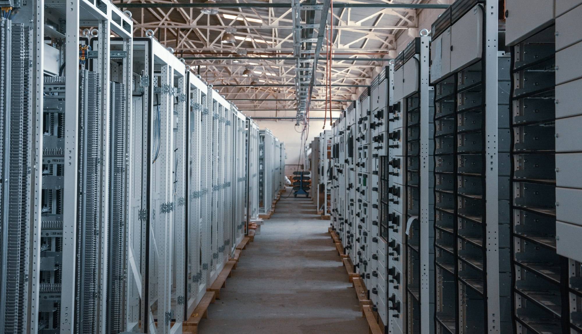 Langer Gang zwischen Reihen von Server-Schränken in einem Rechenzentrum
